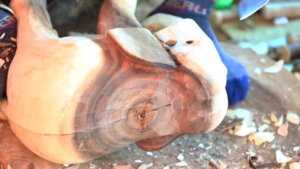 El hombre está haciendo artesanías — Vídeos de Stock