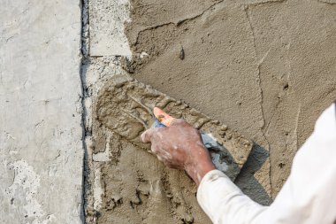 İnşaat Duvarında Sıvacı Beton İşçisi 