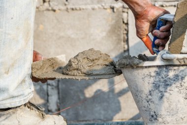 İnşaat Duvarında Sıvacı Beton İşçisi 