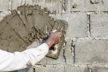 İnşaat Duvarında Sıvacı Beton İşçisi 