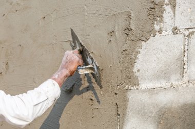 İnşaat Duvarında Sıvacı Beton İşçisi 