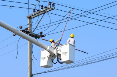 Elektrikçi elektrik direği üzerinde çalışma