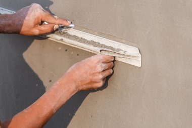 İnşaat Duvarında Sıvacı Beton İşçisi 