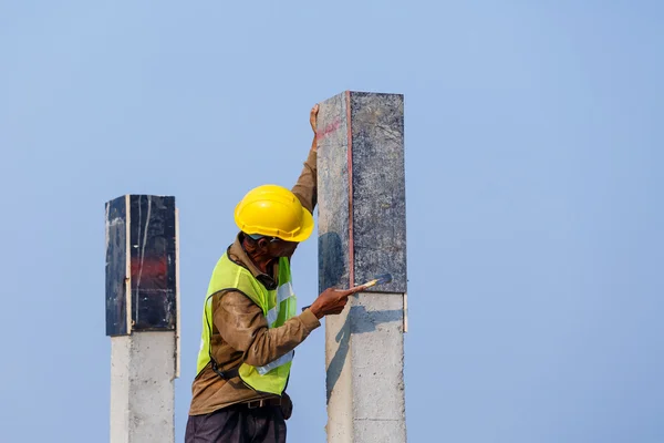 Lavoro preparare Pilastro di cemento con asta in acciaio in cantiere — Foto Stock