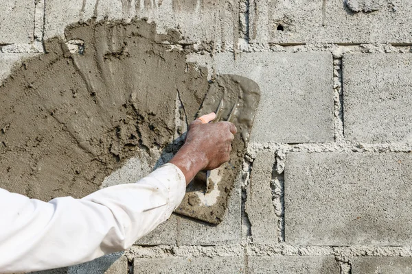 Gipszkarton beton munkás a Wall Of House Construction — Stock Fotó