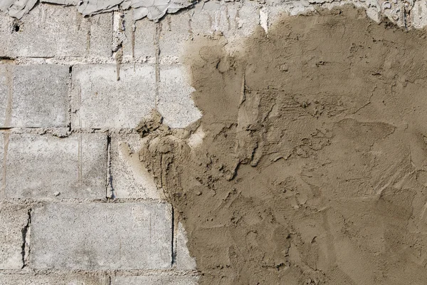 Tynkarz betonu na ścianie budowy domu — Zdjęcie stockowe