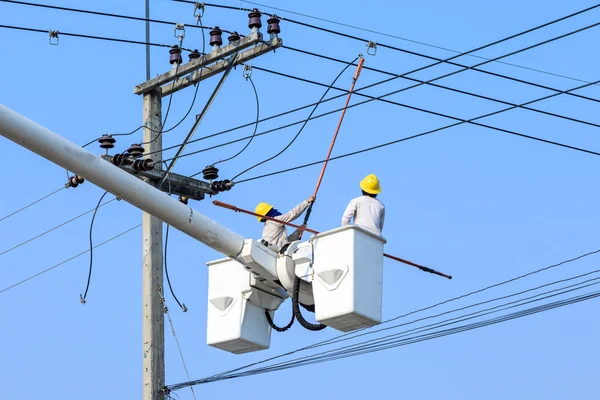 Electrician working on electric pole — Stock Photo, Image