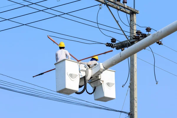 Eletricista trabalhando no poste elétrico — Fotografia de Stock