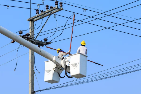 Electrician working on electric pole — Stock Photo, Image