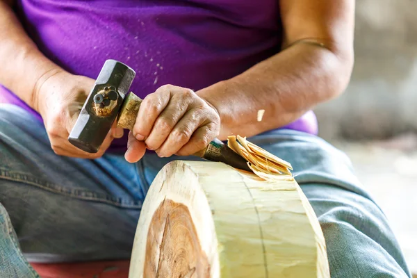 Oymacının eli odun oyuyor — Stok fotoğraf