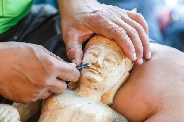 Mão de escultor de madeira de escultura — Fotografia de Stock