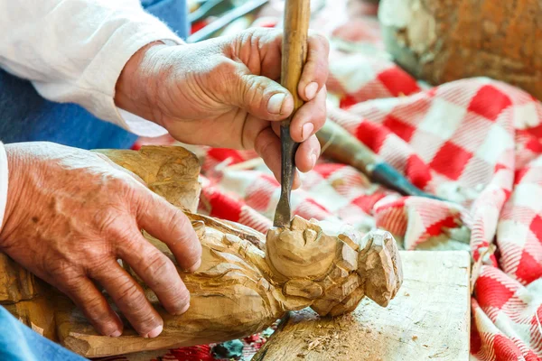 木彫り彫刻師の手 — ストック写真