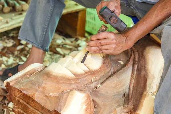 Oymacının eli odun oyuyor — Stok fotoğraf