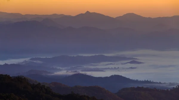 早上雾大的山 — 图库照片