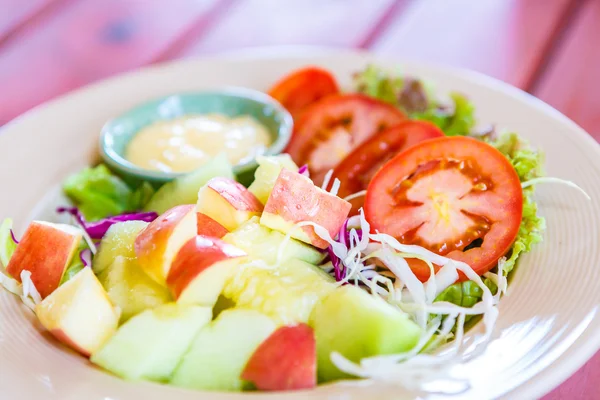 Salada de frutas e legumes — Fotografia de Stock