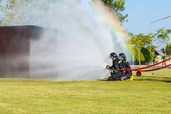 消防员争取火攻击训练 — 图库照片