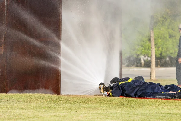 Bombero luchando por entrenamiento de ataque de fuego — Foto de Stock