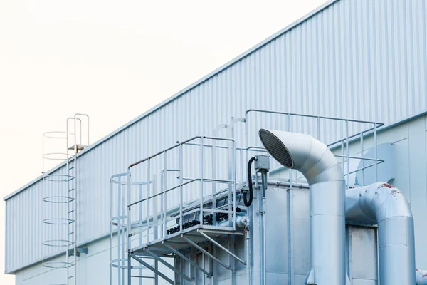 Escalera de fábrica en el techo — Foto de Stock