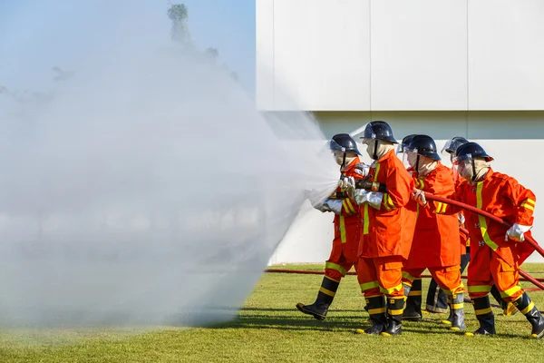 Bombero luchando por entrenamiento de ataque de fuego — Foto de Stock