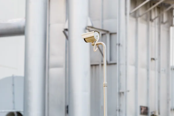 Камера видеонаблюдения для фабрики — стоковое фото