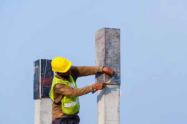 Pracy przygotowania cementu filar ze stalowego pręta w budowie — Zdjęcie stockowe