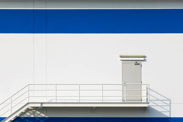 Notausgangstür für große Fabrik — Stockfoto