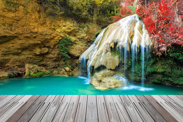 Prachtige waterval in thailand met houten vloer — Stockfoto