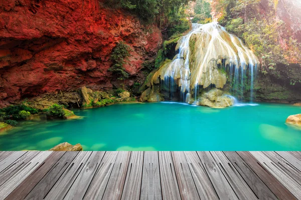 Прекрасный водопад в Таиланде с деревянным полом — стоковое фото