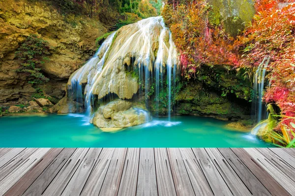 Prachtige waterval in thailand met houten vloer — Stockfoto