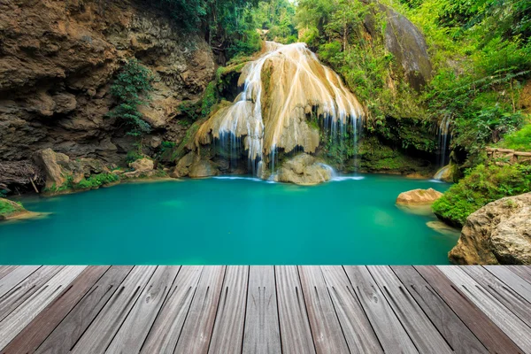 Прекрасный водопад в Таиланде с деревянным полом — стоковое фото