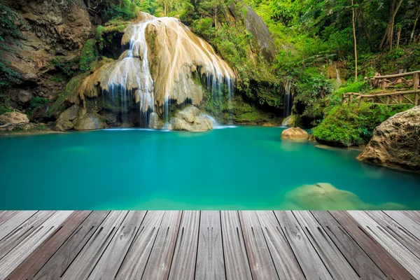 Maravilhosa cachoeira na Tailândia com piso de madeira — Fotografia de Stock