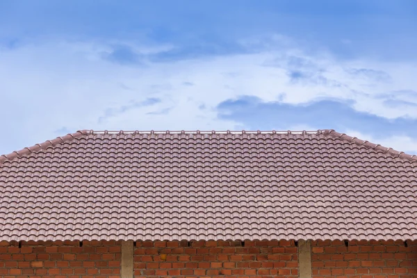 Крыша в стадии строительства со стопками черепицы для строительства дома Стоковое Фото