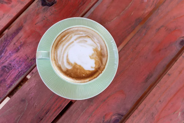 Taza de café sobre mesa roja — Foto de Stock