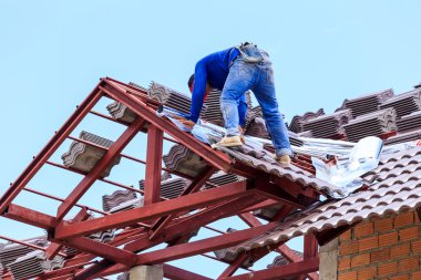 çatı kiremit için ev kurmak yığınları ile yapım aşamasında