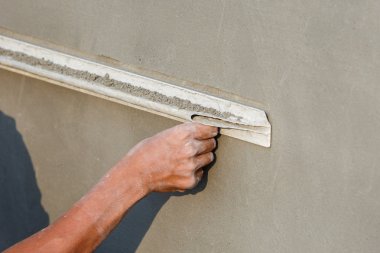 İnşaat Duvarında Sıvacı Beton İşçisi 