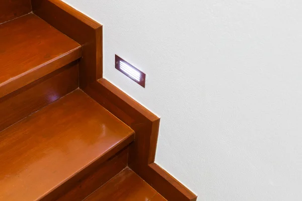 Escalier intérieur en bois de maison neuve — Photo