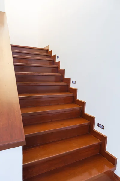 Escalier intérieur en bois de maison neuve — Photo