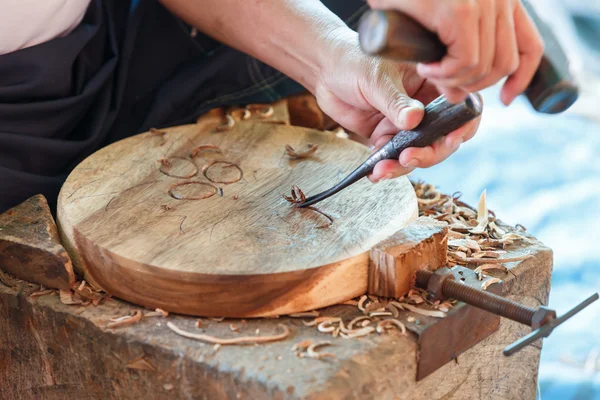 Mano di intagliatore intaglio legno — Foto Stock