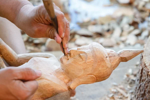 Mano di intagliatore intaglio legno — Foto Stock