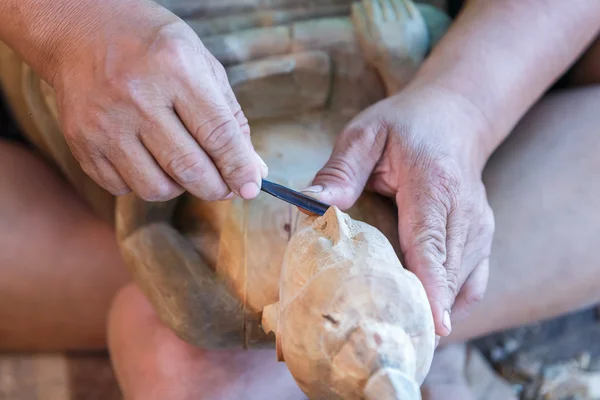 Mano di intagliatore intaglio legno — Foto Stock