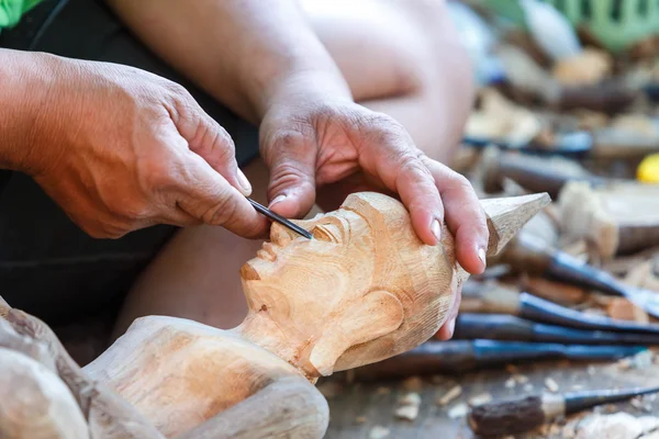Mão de escultor de madeira de escultura — Fotografia de Stock