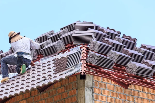 Telhado em construção com pilhas de telhas para construção em casa — Fotografia de Stock