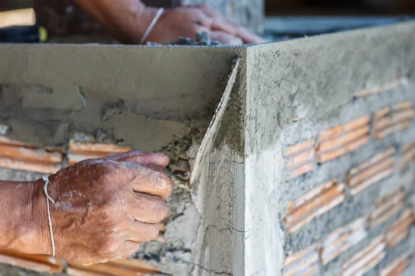 Estucador de concreto trabalhador na parede da construção da casa — Fotografia de Stock