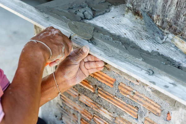 Travailleur en béton plâtrier au mur de construction de la maison — Photo