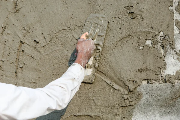 Gipszkarton beton munkás a Wall Of House Construction — Stock Fotó