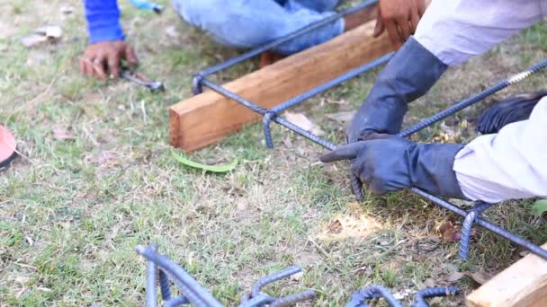 Worker bending steel for construction job — Stock Video