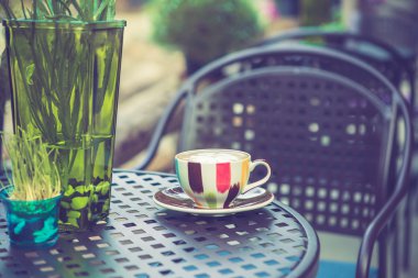 Vintage Renk tonlu kafede masada kahve fincanı