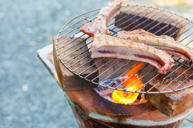 Tay tarzı Bar-BQ veya Barbekü kebap pişirme