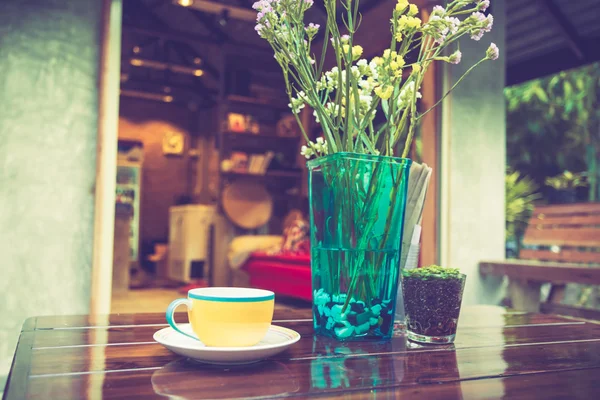 Xícara de café na mesa no café com tom de cor vintage — Fotografia de Stock
