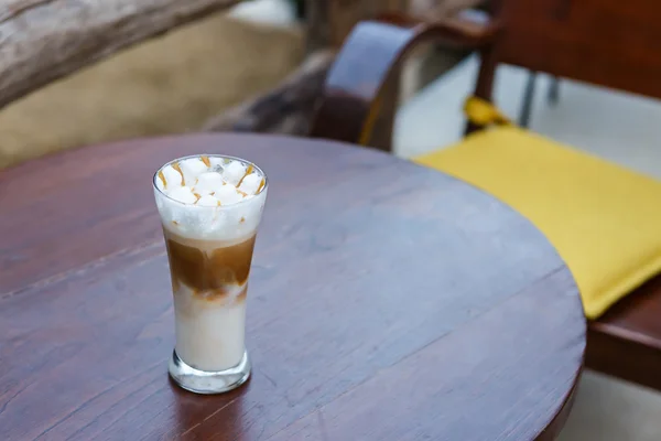 Кофейная чашка на столе в кафе со старинным цветовым тоном — стоковое фото